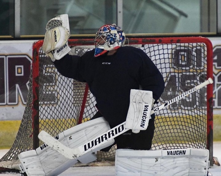 Post ostáva, mení sa šport. Z Petra Čecha je hokejový brankár